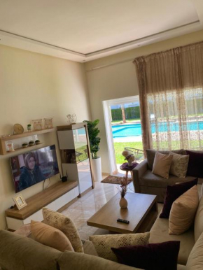 Apparemment de luxe vue piscine